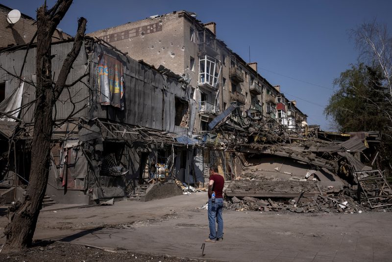 © Reuters. FILE PHOTO: A man looks at the damage from shelling opposite the train station in Kostiantynivka, amid Russia's attack on Ukraine, April 10, 2024. REUTERS/Thomas Peter/File Photo