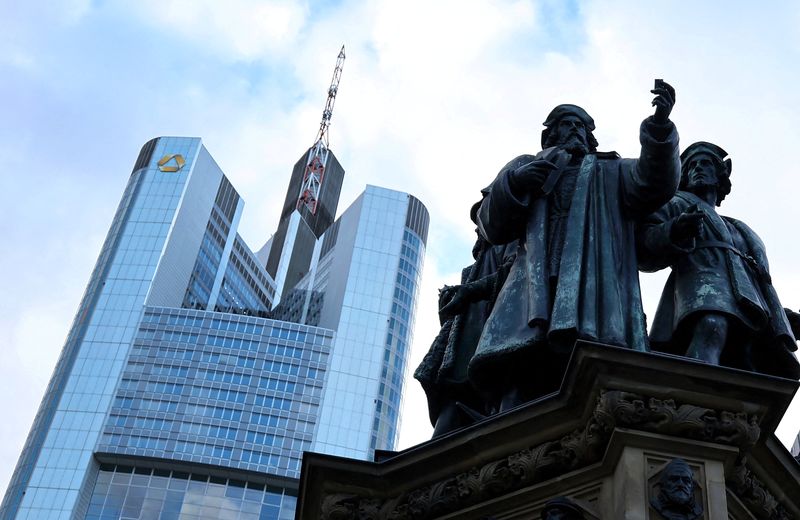 &copy; Reuters. Una statua accanto alla sede della Commerzbank, un giorno prima del rientro della banca nell'indice azionario tedesco DAX a Francoforte, Germania, 26 febbraio 2023.  REUTERS/Kai Pfaffenbach