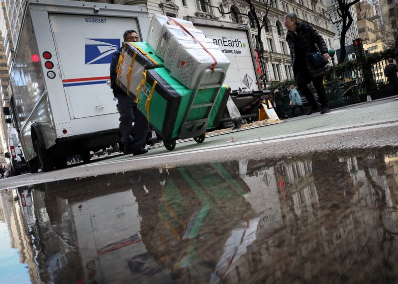 &copy; Reuters. FILE PHOTO: A United States Postal Service (USPS) mail delivery person pushes a cart of packages in New York City, U.S., December 4, 2023.  REUTERS/Brendan McDermid/File Photo