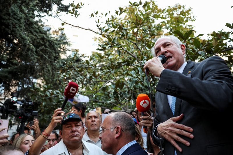 &copy; Reuters. Político venezuelano de oposição Antonio Ledezma fala para venezuelanos que moram na Espanha do lado de fora do Parlamento espanhol, em Madrin10/09/2024 REUTERS/Violeta Santos Moura