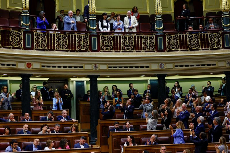 © Reuters. Venezuelan opposition politician Antonio Ledezma gestures after a motion set forth by the People's Party to recognise Venezuelan opposition presidential candidate Edmundo Gonzalez as the winner of Venezuela's election gets approved at the Spanish parliament, in Madrid, Spain, September 11, 2024. REUTERS/Susana Vera