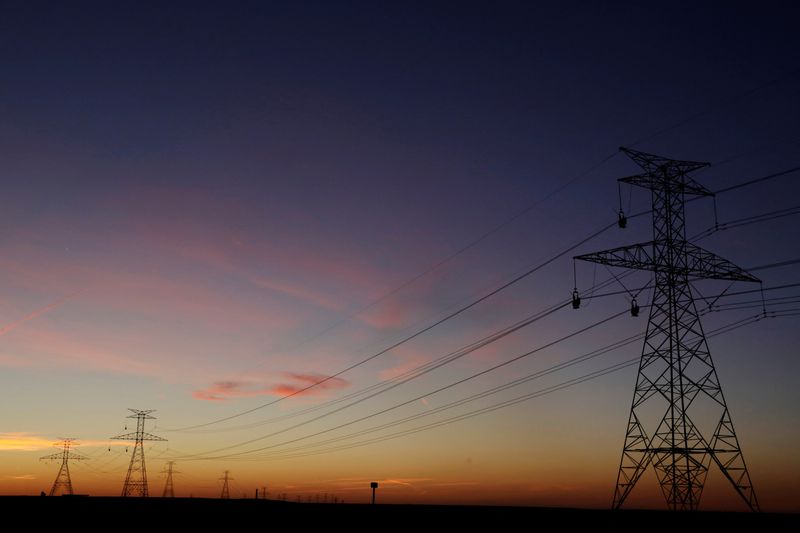 &copy; Reuters. FILE PHOTO: The sun sets behind power lines above the plains north of Amarillo, Texas, U.S., March 14, 2017. REUTERS/Lucas Jackson/File Photo