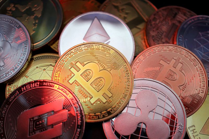 © Reuters. FILE PHOTO: Representations of cryptocurrencies including Bitcoin, Dash, Ethereum, Ripple and Litecoin are seen in this illustration picture taken June 2, 2021. REUTERS/Florence Lo/Illustration/File Photo