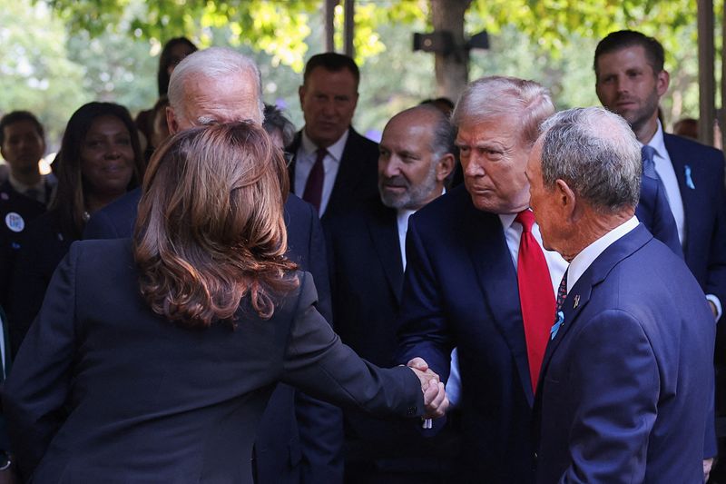 &copy; Reuters. Ex-presidente Donald Trum e vice-presidente Kamala Harris, rivais nas eleições de novembro, apertam as mãos em cerimônia para homenagear vítimas dos ataques de 11 de setembro de 2001n11/09/2024nREUTERS/Mike Segar