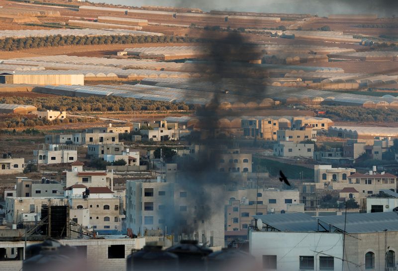 © Reuters. Smoke rises from an explosion amid an Israeli raid in Tubas, in the Israeli-occupied West Bank, September 11, 2024. REUTERS/Raneen Sawafta