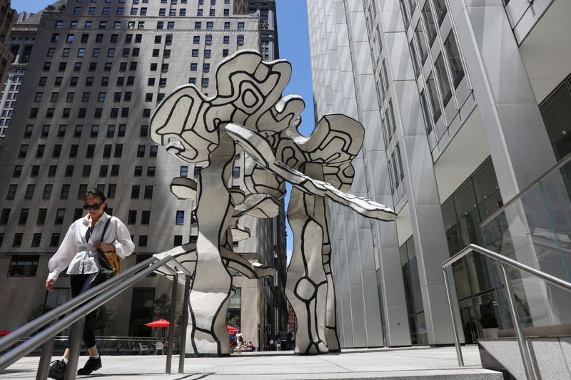 © Reuters. FILE PHOTO: A woman walks past a sculpture in the financial district in New York City, New York, U.S., July 11, 2024. REUTERS/Caitlin Ochs/File Photo