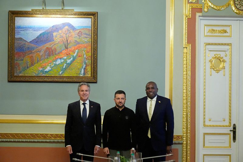 © Reuters. U.S. Secretary of State Antony Blinken and Britain's Foreign Secretary David Lammy meet with Ukraine's President Volodymyr Zelenskiy at the Mariinsky Palace in Kyiv, Ukraine, Wednesday, Sept. 11, 2024. Mark Schiefelbein/Pool via REUTERS