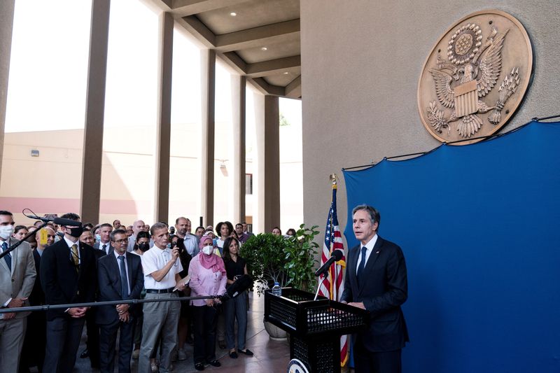 © Reuters. FILE PHOTO: U.S. Secretary of State Antony Blinken speaks as he greets staff members of the U.S. Embassy to Egypt, in Cairo, Egypt May 26, 2021. Alex Brandon/Pool via REUTERS/File Photo