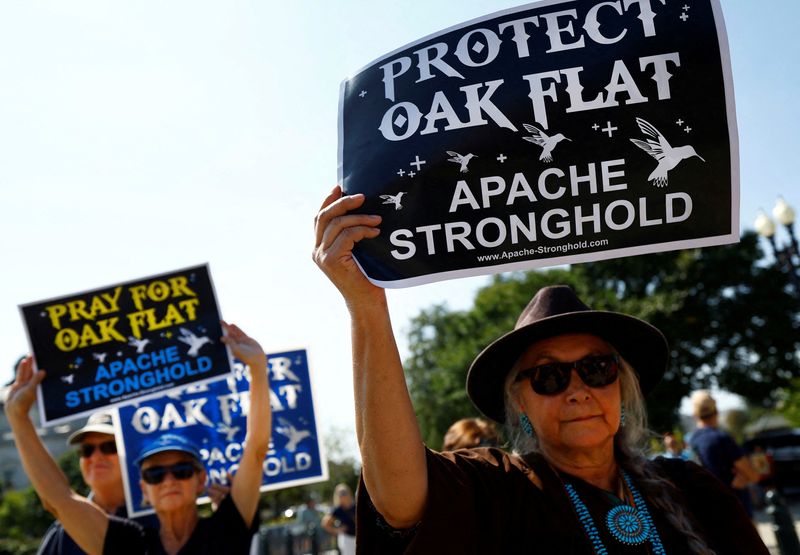 © Reuters. Members of the Apache Stronghold Native American group hold protest cards before formally asking the US Supreme Court to overturn an earlier ruling that allowed Rio Tinto to develop the Resolution Copper mine in Arizona outside the courthouse in Washington, US, 11 September 2024. REUTERS/Piroschka van de Wouw