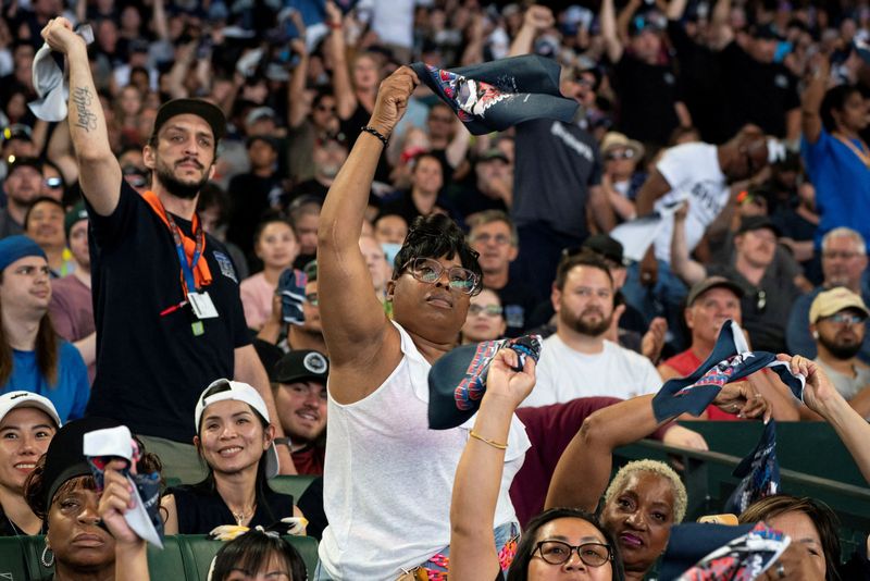 © Reuters. FILE PHOTO: Boeing workers wave towels in the air as Boeing's Washington state factory workers vote on whether to give their union a strike mandate as they seek big salary gains from their first contract in 16 years, at T-Mobile Park in Seattle, Washington, U.S. July 17, 2024.  REUTERS/David Ryder/File Photo