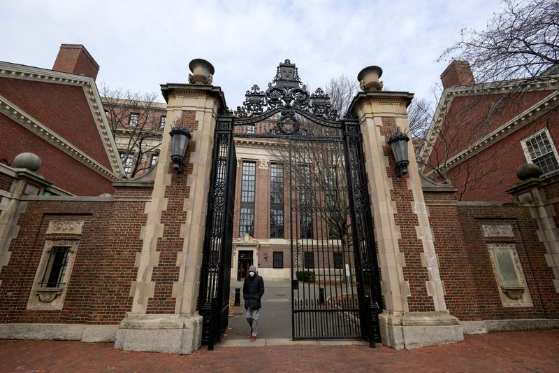 © Reuters. FILE PHOTO: A person walks through Harvard yard at Harvard University in Cambridge, Massachusetts, U.S., December 7, 2023. REUTERS/Faith Ninivaggi/File Photo