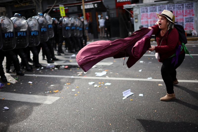 © Reuters. A demonstrator reacts to police officers during a protest against Argentina's President Javier Mila's decision to oppose pension reform in front of the National Congress in Buenos Aires, Argentina September 11, 2024. REUTERS/Agustin Marcarian