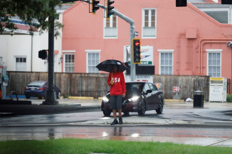 © Reuters. A man waits to cross Claiborne Avenue in the rain as Hurricane Francine intensified before its expected landfall on the U.S. Gulf Coast, in New Orleans, Louisiana, U.S. September 11, 2024. REUTERS/Edmund Fountain