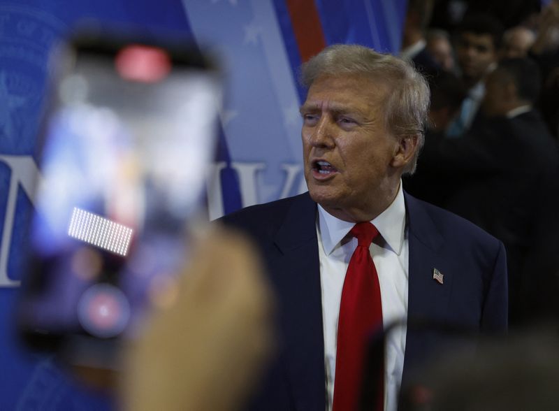 &copy; Reuters. FILE PHOTO: Republican presidential nominee and former U.S. President Donald Trump gestures in the spin room on the day of his debate with Democratic presidential nominee and U.S. Vice President Kamala Harris, in Philadelphia, Pennsylvania, U.S., Septembe