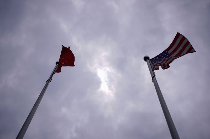 © Reuters. FILE PHOTO: Chinese and U.S. flags flutter in Shanghai, China June 3, 2020. REUTERS/Aly Song/File Photo