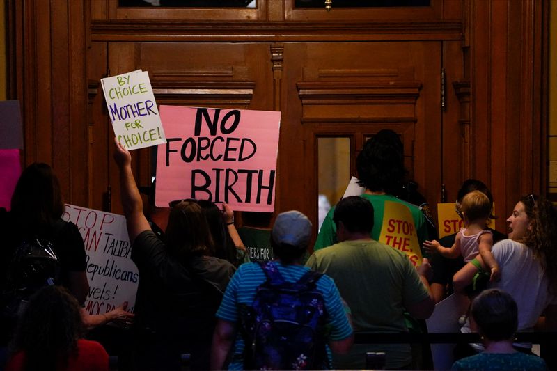 © Reuters. FILE PHOTO: Abortion rights demonstrators protest outside the House chambers in the Indiana Statehouse during a special session to debate banning abortion in Indianapolis, Indiana, U.S. August 2, 2022.  REUTERS/Cheney Orr/File Photo