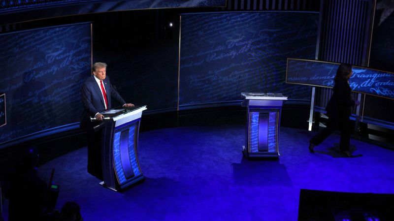 &copy; Reuters. A candidata democrata e vice-presidente dos EUA, Kamala Harris, deixa pódio durante pausa  no debate da ABC na Filadélfiacom o candidato presidencial republicano, o ex-presidente dos EUA, Donald Trump,  Pensilvânia, EUAn10/09/2024nREUTERS/Brian Snyder 