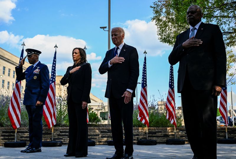 © Reuters. U.S. President Joe Biden, Democratic presidential nominee and Vice President Kamala Harris and U.S. Defense Secretary Lloyd Austin attend a wreath-laying ceremony marking the 23rd anniversary of the September 11, 2001 attacks on the United States, at the Pentagon in Washington, U.S., September 11, 2024. REUTERS/Craig Hudson