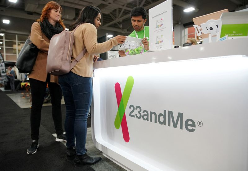 © Reuters. FILE PHOTO: Attendees purchase DNA kits at the 23andMe booth at the annual RootsTech genealogy event in Salt Lake City, Utah, U.S., February 28, 2019. REUTERS/George Frey/File Photo