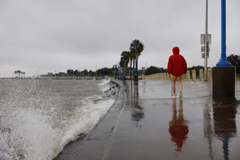 &copy; Reuters. Waves from Lake Pontchartrain crash against the seawall along Lakeshore Drive as Hurricane Francine was intensifying before its expected landfall on the U.S. Gulf Coast, in New Orleans, Louisiana, U.S. September 11, 2024.  REUTERS/Edmund Fountain