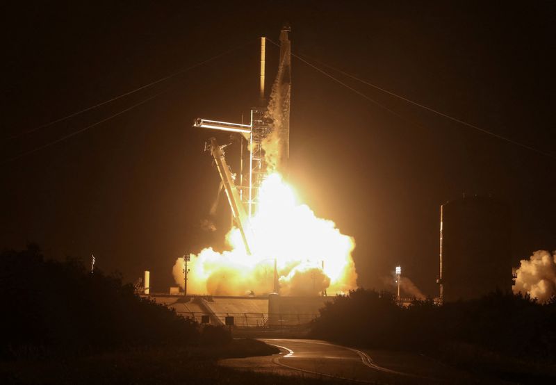 © Reuters. FILE PHOTO: A SpaceX Falcon 9 rocket lifts off with Polaris Dawn, a private human spaceflight mission with two crew members expected to attempt the first-ever private spacewalk, at the Kennedy Space Center in Cape Canaveral, Florida, U.S. September 10, 2024. REUTERS/Joe Skipper/File Photo