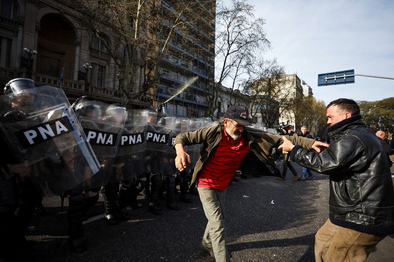 &copy; Reuters. Argentinos protestam fora do Congresso, em Buenos Airesn11/09/2024nREUTERS/Agustin Marcarian