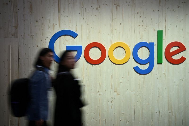 &copy; Reuters. FILE PHOTO: People walk next to a Google logo during a trade fair in Hannover Messe, in Hanover, Germany, April 22, 2024.  REUTERS/Annegret Hilse/File Photo