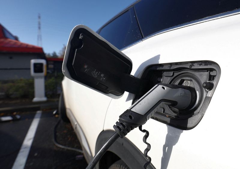 &copy; Reuters. FILE PHOTO: An Audi electric vehicle is being charged in a charging station in Drogenbos, Belgium November 25, 2023. REUTERS/Yves Herman/File Photo