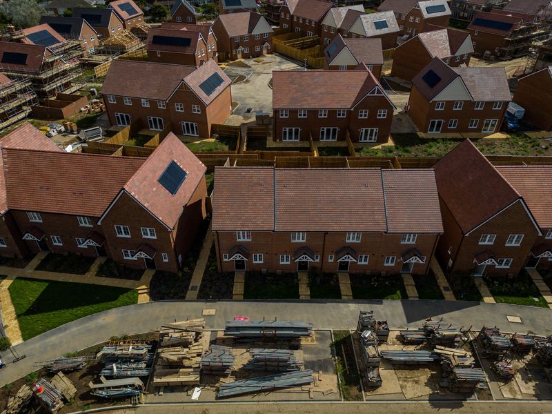 © Reuters. FILE PHOTO: A drone view shows construction work taking place on new homes in Whitstable, Britain September 11, 2024. REUTERS/Chris J. Ratcliffe/File Photo