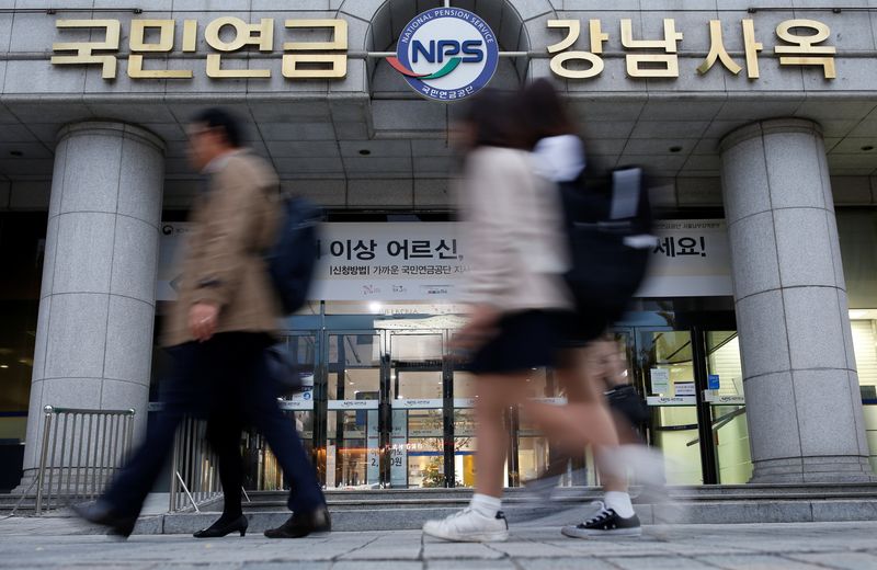 © Reuters. FILE PHOTO: People walk past a branch office of the National Pension Service (NPS) in Seoul, South Korea, November 4, 2016. REUTERS/Kim Hong-Ji/File Photo