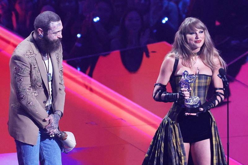 &copy; Reuters. Taylor Swift and Post Malone accept the award for Best Collaboration for Fortnight during the 2024 MTV Video Music Awards in Elmont, New York, U.S., September 11, 2024. REUTERS/Brendan Mcdermid