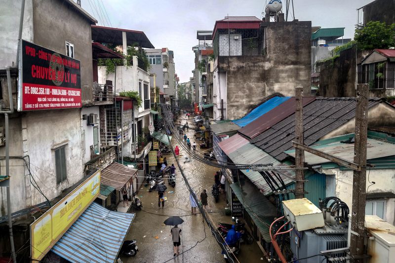 © Reuters. A generic view of a flooded street following the impact of Typhoon Yagi, in Hanoi, Vietnam, September 11, 2024. REUTERS/Khanh Vu