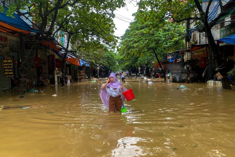 &copy; Reuters. A woman wades through a flooded street following the impact of Typhoon Yagi, in Thai Nguyen City, Vietnam, September 11, 2024. REUTERS/Thinh Nguyen