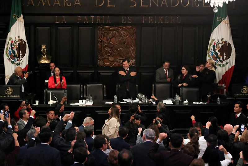 © Reuters. Senator Gerardo Fernandez Norona celebrates with senators after members of Mexico's Senate passed the highly contested judicial reform proposal presented by the government of President Andres Lopez Obrador, previously approved by the Chamber of Deputies and supported by senators at the committee stage, in Mexico City. , Mexico, September 11, 2024. REUTERS/Henry Romero/File Photo