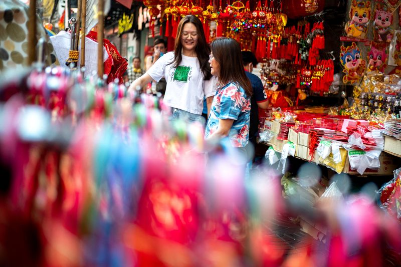 &copy; Reuters. FILE PHOTO: People shop ahead of Lunar New Year celebrations in Bangkok's Chinatown, Thailand, February 8, 2024. REUTERS/Athit Perawongmetha/File Photo