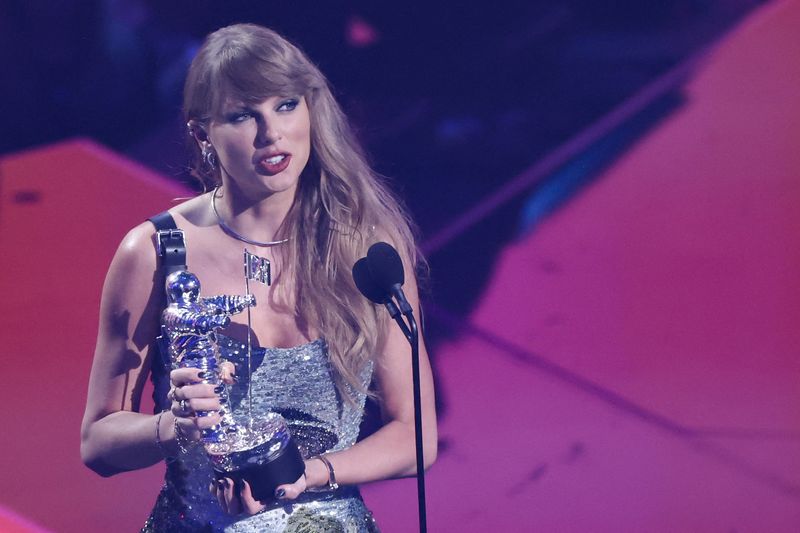 © Reuters. Taylor Swift accepts the award for Video of the Year for 