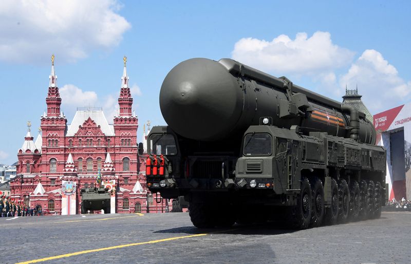 © Reuters. FILE PHOTO: A Russian Yars intercontinental ballistic missile system drives during the Victory Day Parade in Red Square in Moscow, Russia, June 24, 2020. Host photo agency/Iliya Pitalev via REUTERS/File Photo