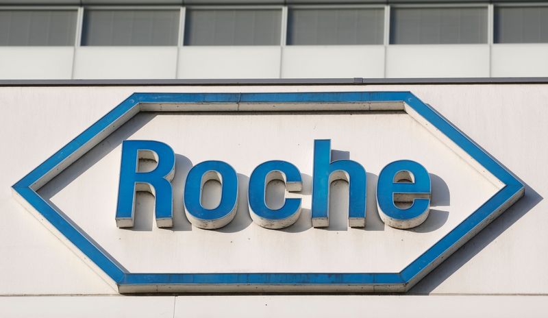 © Reuters. FILE PHOTO: The logo of Swiss drugmaker Roche is seen at its headquarters in Basel, Switzerland January 30, 2020. REUTERS/Arnd Wiegmann/File Photo