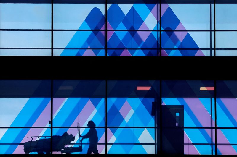 &copy; Reuters. FILE PHOTO: A patient is wheeled across a bridge connecting buildings inside Mount Sinai Hospital during the coronavirus disease (COVID-19) pandemic in Manhattan in New York City, New York, U.S., December 3, 2020. REUTERS/Mike Segar/File Photo