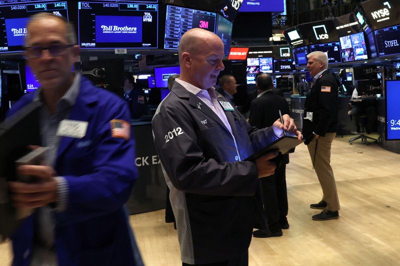 © Reuters. Traders work on the floor at the New York Stock Exchange (NYSE) in New York City, U.S., September 11, 2024.  REUTERS/Brendan McDermid