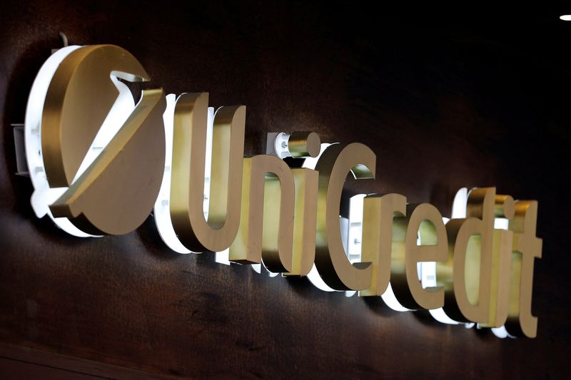 © Reuters. FILE PHOTO: Unicredit bank logo is seen in the old city centre of Siena, Italy June 29, 2017. REUTERS/Stefano Rellandini/File Photo