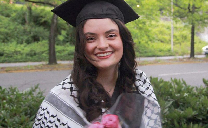 © Reuters. Turkish-American woman Aysenur Ezgi Eygi, a graduate of the University of Washington, poses wearing her mortarboard and keffiyeh in a family photograph taken at the University of Washington's 2024 commencement ceremony, in Seattle, Washington, U.S,  June 8, 2024. International Solidarity Movement/Handout via REUTERS/File Photo