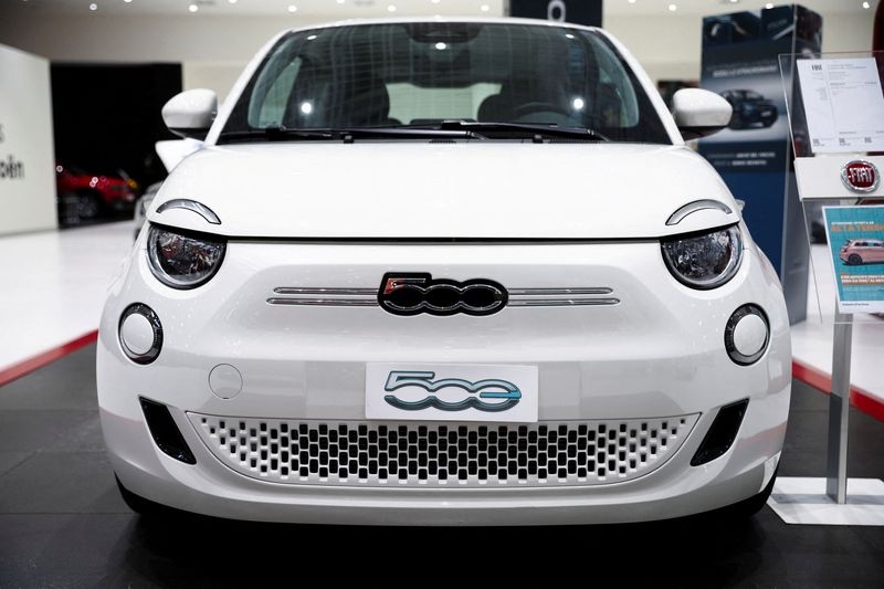 &copy; Reuters. FILE PHOTO: A Fiat 500 electric car is displayed at a showroom of a car dealer in Rome, Italy, November 9, 2023. REUTERS/Guglielmo Mangiapane/File Photo