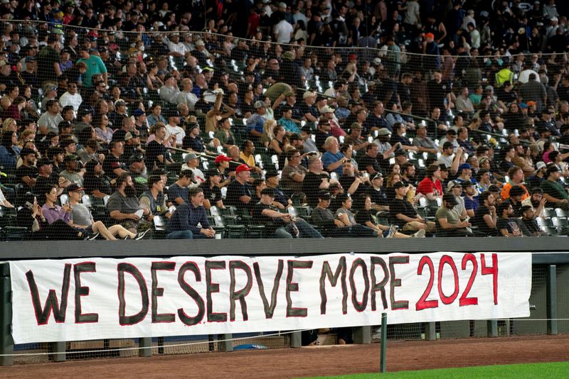 © Reuters. Boeing workers listen to union leaders,T-Mobile Park, Seattle, July 17, 2024. REUTERS/David Ryder