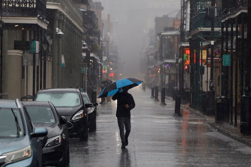 &copy; Reuters. A pedestrian walks down Bourbon Street as the effects of Hurricane Francine begin to be felt in New Orleans, Louisiana, U.S. September 11, 2024.  REUTERS/Edmund D. Fountain