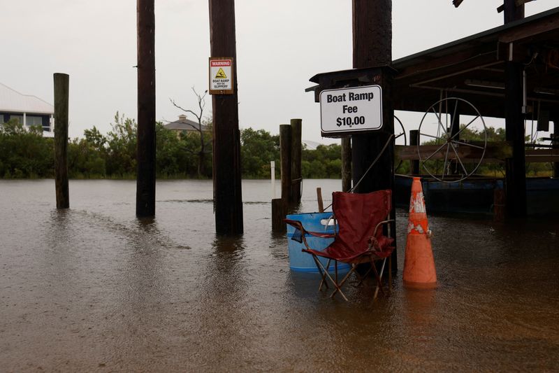 © Reuters. Storm surge begins to flood the docks of Campo Marina as Hurricane Francine intensifies ahead of its expected landfall on the US Gulf Coast, in Shell Beach, Louisiana, U.S., September 11, 2024. REUTERS/Edmund Fountain