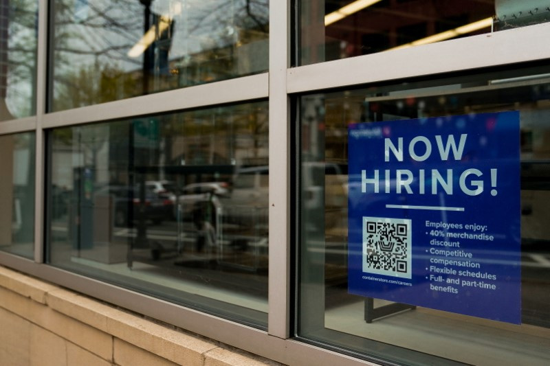 © Reuters. An employee hiring sign with a QR code is seen in a window of a business in Arlington, Virginia, U.S., April 7, 2023. REUTERS/Elizabeth Frantz/ File Photo