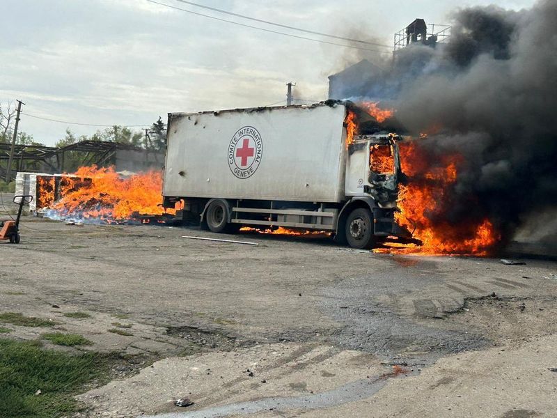 © Reuters. A cargo truck of the International Committee of the Red Cross burns after a Russian military strike in the village of Viroliubivka, amid Russia's attack on Ukraine, near a front line in Donetsk region, Ukraine September 12, 2024. Ukrainian Presidential Press Service/Handout via REUTERS