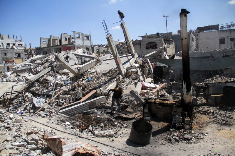 &copy; Reuters. A Palestinian man works to burn plastic waste to produce alternative fuel amid scarcity as the Israel-Hamas conflict continues, in northern Gaza Strip, September 5, 2024. REUTERS/Mahmoud Issa/File Photo