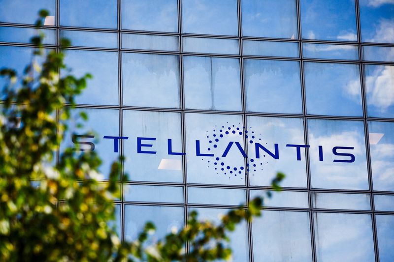 &copy; Reuters. FILE PHOTO: The logo of Stellantis is seen on the company's building in Poissy, near Paris, France, September 4, 2024. REUTERS/Sarah Meyssonnier/File Photo